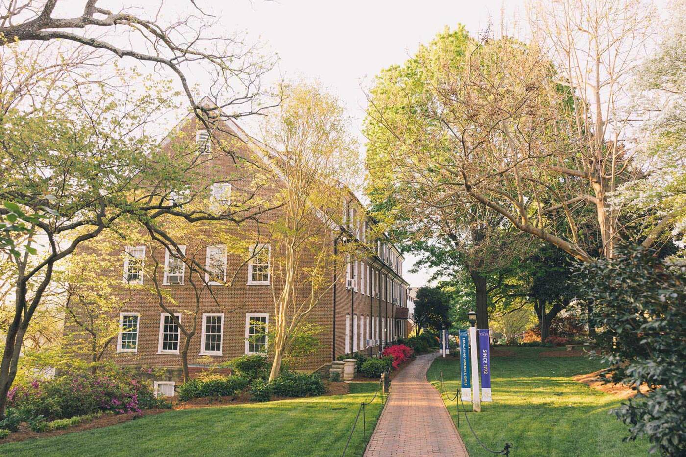Pathway between building and trees on the Salem campus