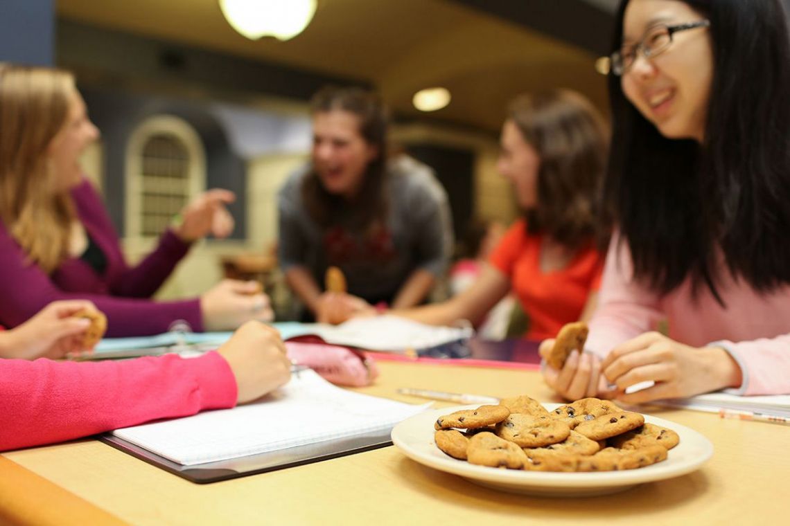 students eating cookies
